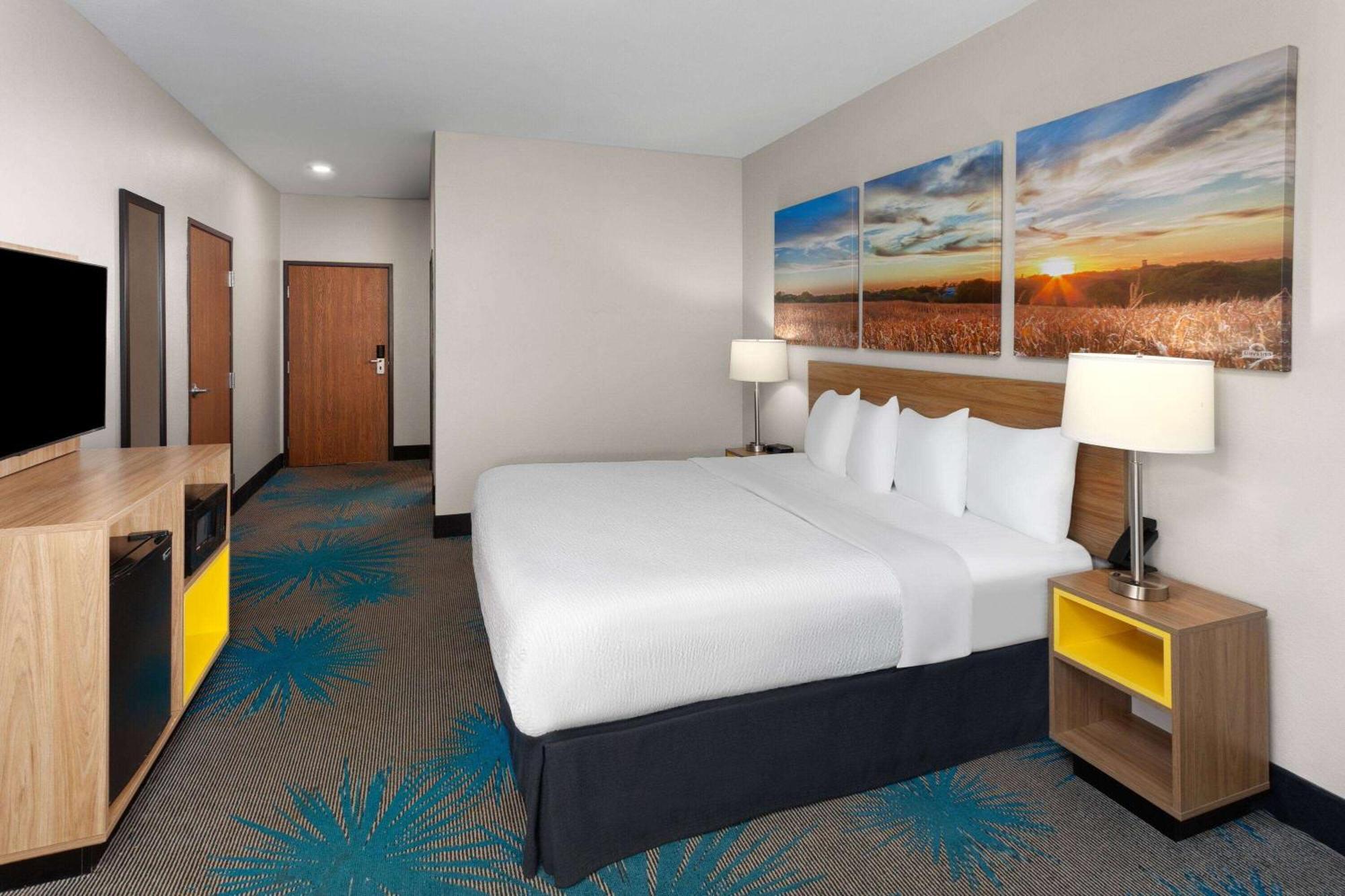 Days Inn & Suites By Wyndham Of Morris Exterior photo